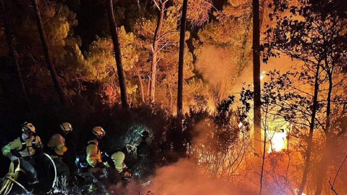 El incendio de Sierra Berbemeja tardará semanas en ser extinguido