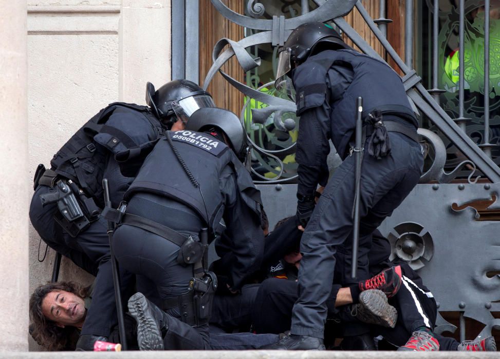 Desallotjament de membres dels CDR que bloquejaven