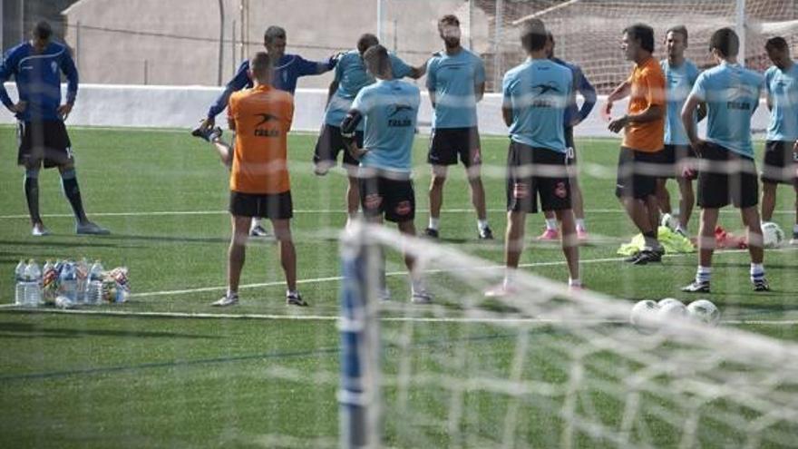 Seligrat da instrucciones a los futbolistas del Alcoyano durante un entrenamiento en Ibi.