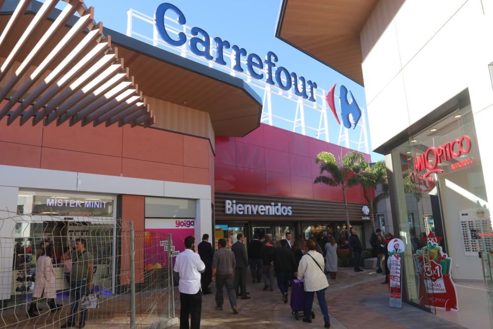 El nuevo espacio cuenta con un total de 28.000 metros cuadrados, distribuidos en el hipermercado, la zona exterior y los 39 establecimientos que integran las nuevas instalaciones