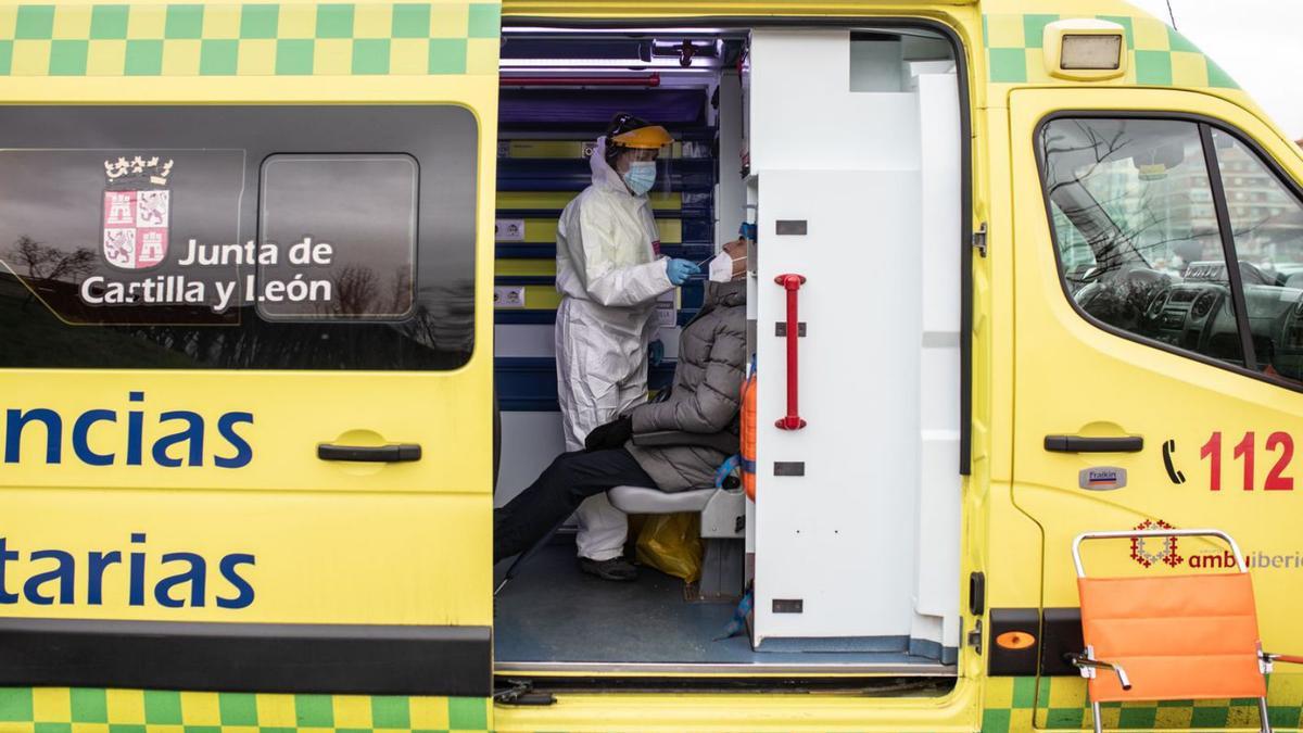 La sanitaria encargada de las pruebas, durante uno de los test.