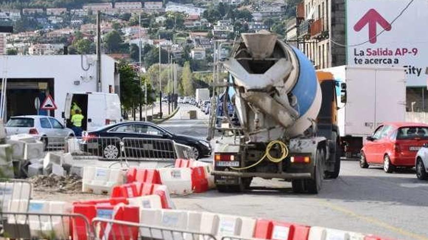 Cierre parcial al tráfico de Domingo Fontán por las obras. // G. Santos