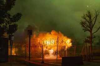 Un potente terremoto de la mascletà nocturna de la UFECE arranca fuertes aplausos del numeroso público que asistió al espectáculo pirotécnico