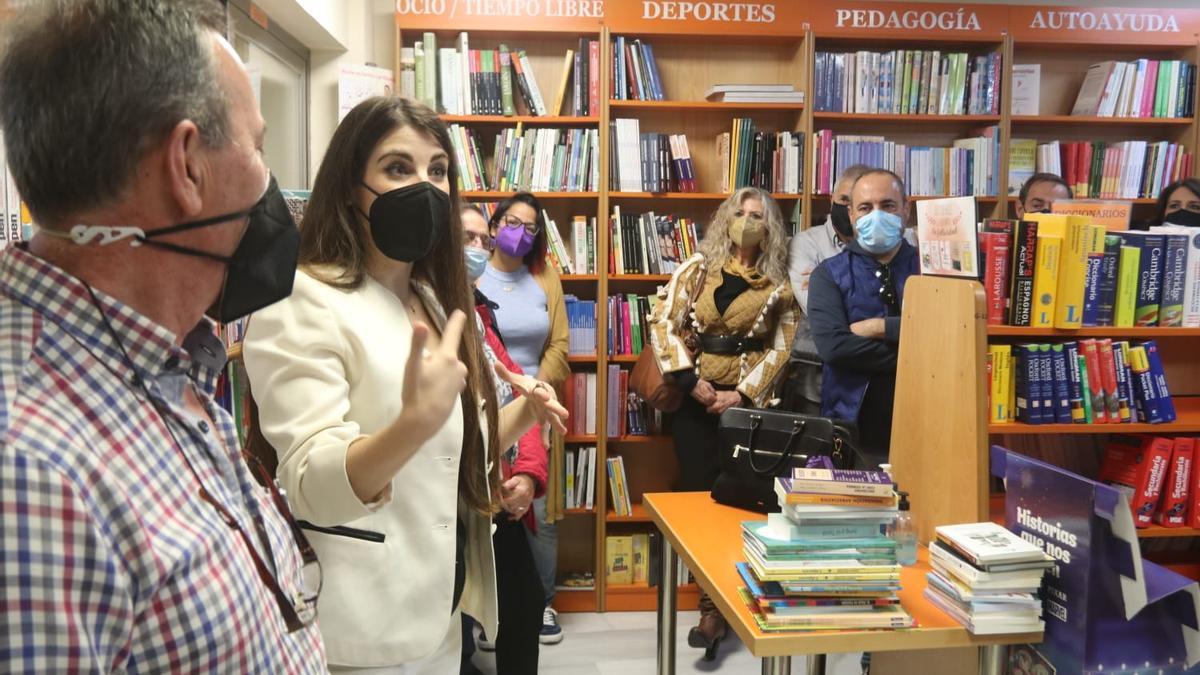 Estefanía Cabello, en el interior de Librería Luque, durante la ruta.