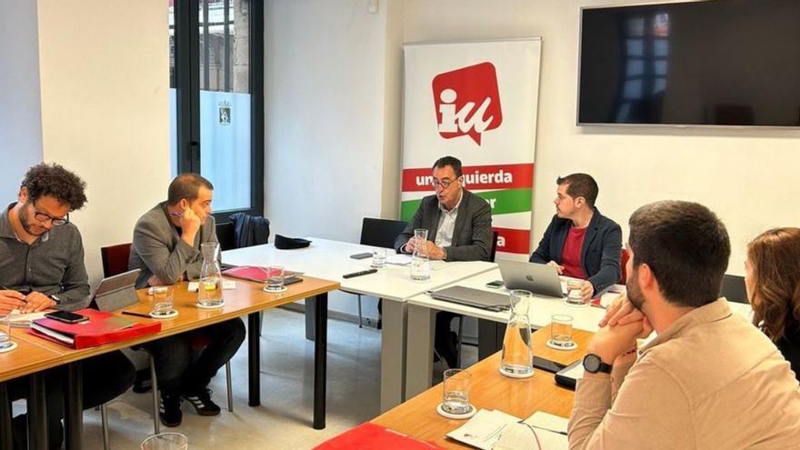 En el sentido de las agujas del reloj, Keruin Martínez, Xabi Jiménez, Cosme García, Javier Suárez Llana, Anne Sánchez y Carlos Guzmán Pérez, ayer, en la reuniónde Izquierda Unida por las zonas de bajas emisiones. | LNE