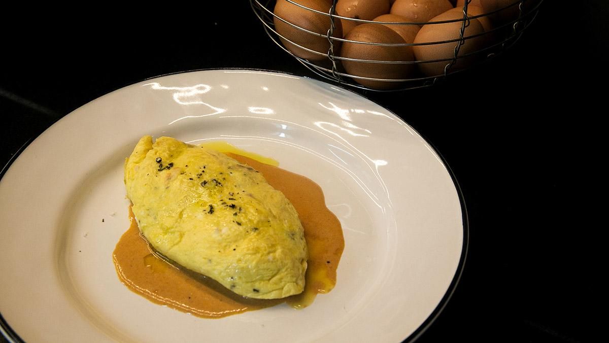El xef Òscar Manresa ensenya com es prepara una truita amb llagostins i pernil de Jabugo a Casa Leopoldo. 