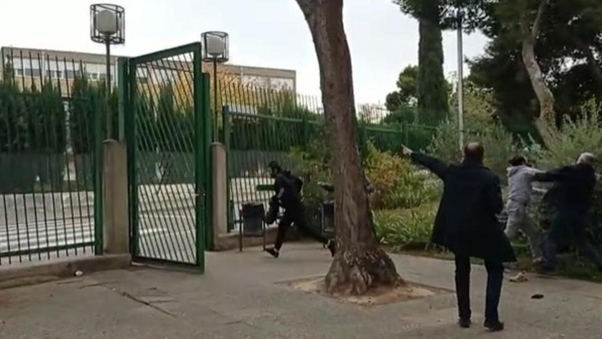 A la izquierda uno de los ladrones huyendo y a la derecha el otro agrediendo a la víctima.