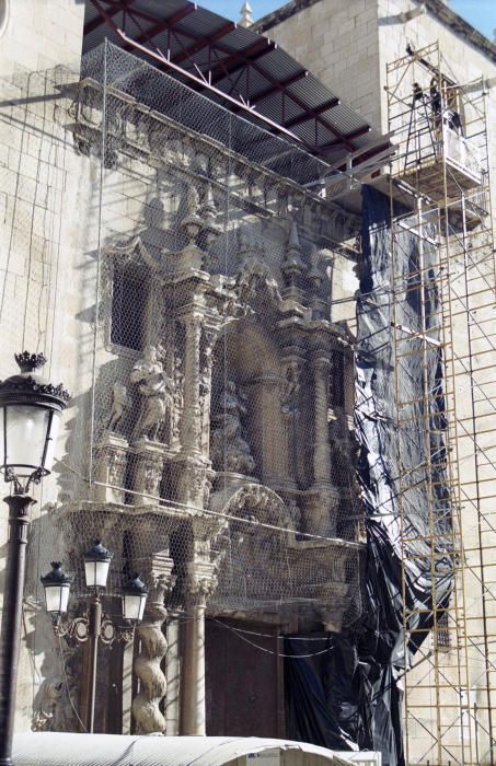 La restauración afectó al conjunto del edificio, incluido el pórtico