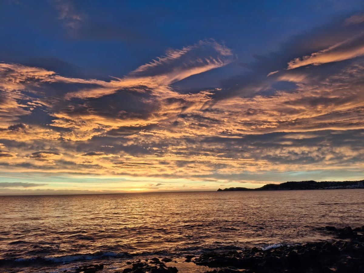 ¡Oh, cielos! Encandilados con el candilazo en Xàbia (imágenes)