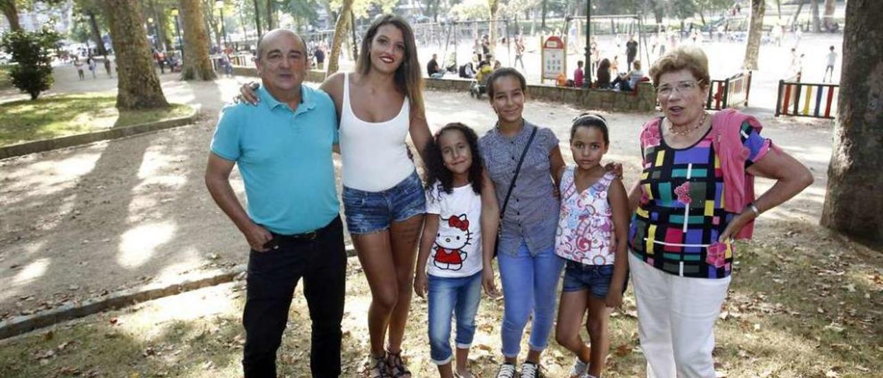 Emilio Portela, Laura Pais, Safía, Cheina, Salma y Herminia López (de izq. a dcha.) en el parque de Castrelos en Vigo. // Marcos Canosa