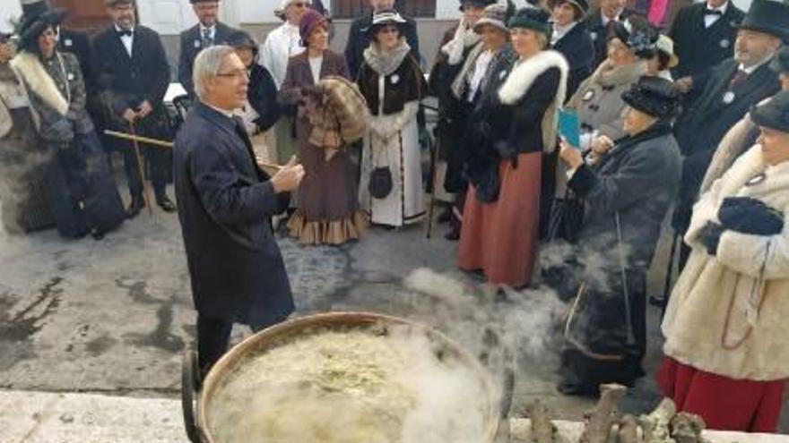 En las imágenes, el grupo de la Associació Modernista d&#039;Alcoi y las calderas en plena ebullición. Las concejalas Yolanda Balaguer y Yolanda Navarro se vistieron de época.