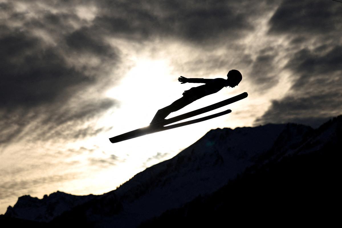 Entrenamiento de salto de ski en el Four Hills.