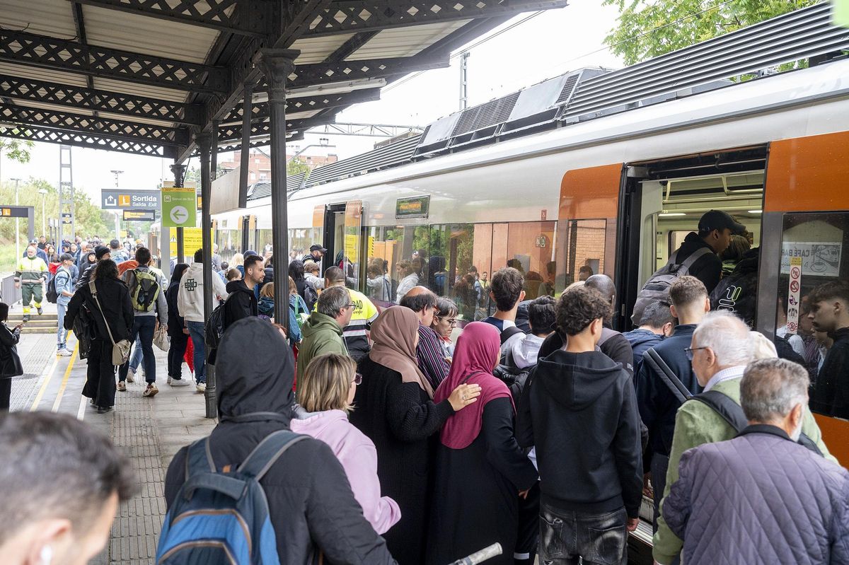 Pasajeros subiendo a un tren de Rodalies, en Montcada i Reixac. Pasajeros subiendo a un tren de Rodalies, en Montcada i Reixac.