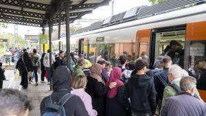 Pasajeros subiendo a un tren de Rodalies, en Montcada i Reixac.
