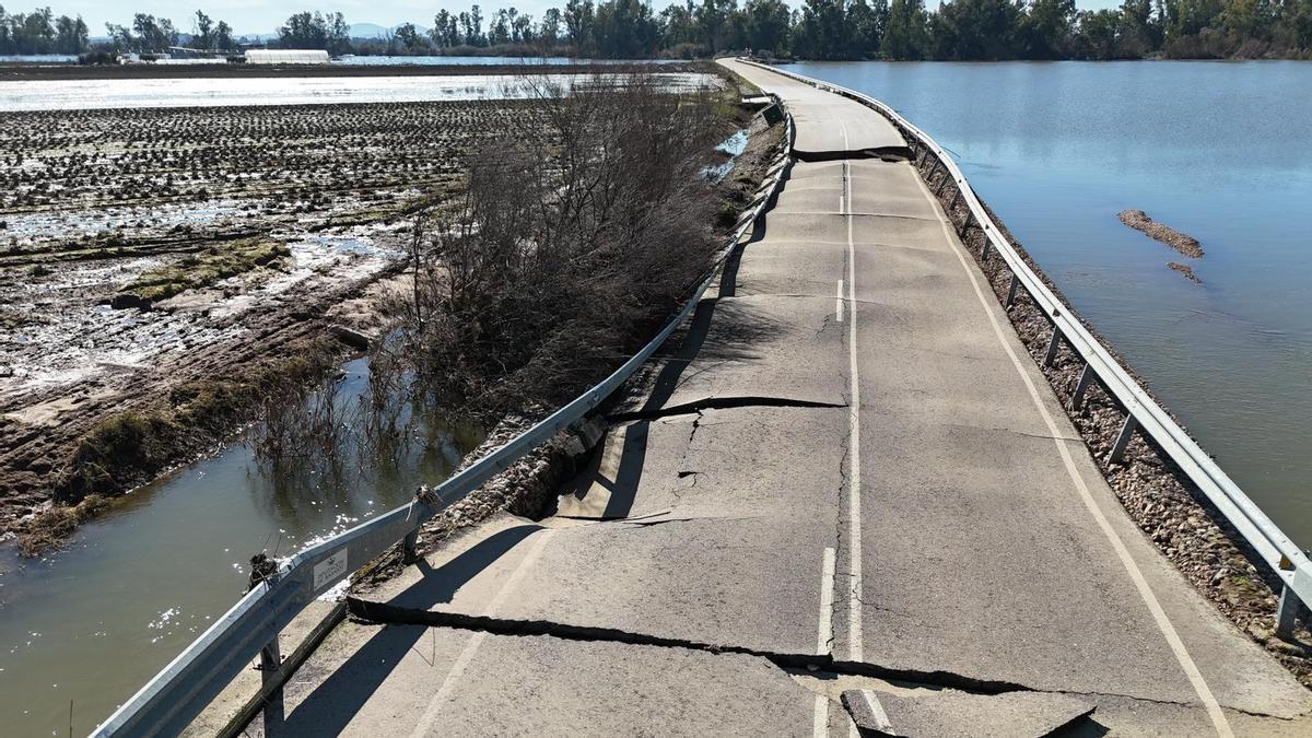 Así quedó la carretera BA-142 por los efectos de las borrascas de este invierno.