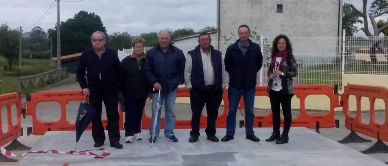 De izquierda a derecha, Manuel Rodríguez, María Teresa Antón, Manuel Martínez, Ramón Villanueva, José Manuel Rodríguez y Ana Quintana, en la explanada donde se iba a ubicar el potro.