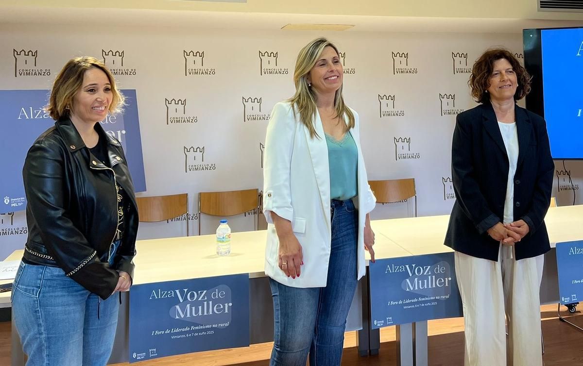A alcaldesa de Vimianzo, Mónica Rodríguez, no centro na inauguración do foro Alza Voz Muller.