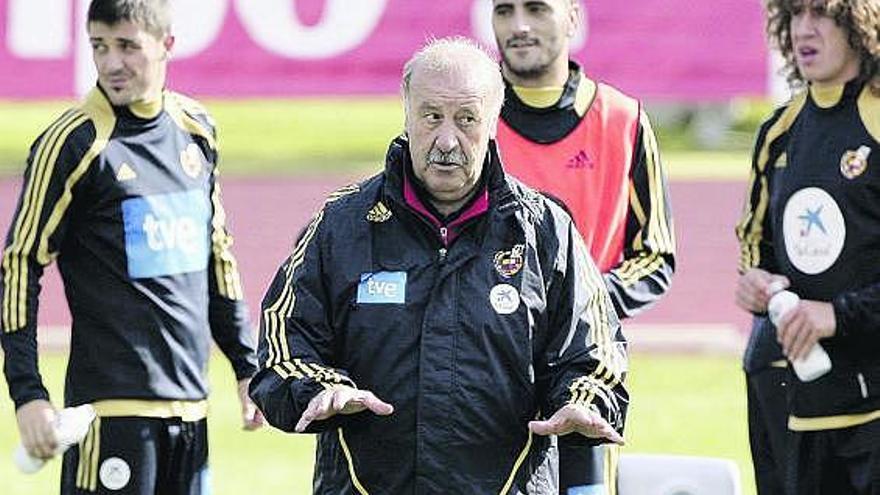 Del Bosque, durante un entrenamiento de la selección, con Villa, Güiza y Puyol, detrás.