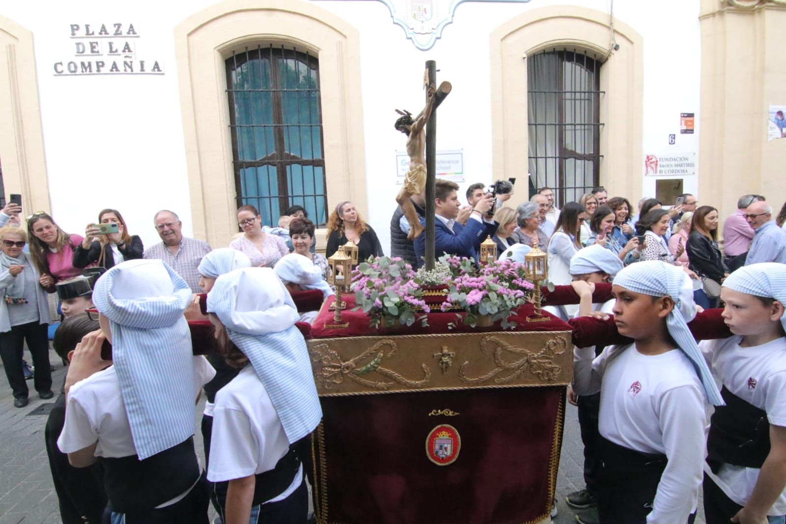 Pequeños del colegio de la Inmaculada durante su procesión.