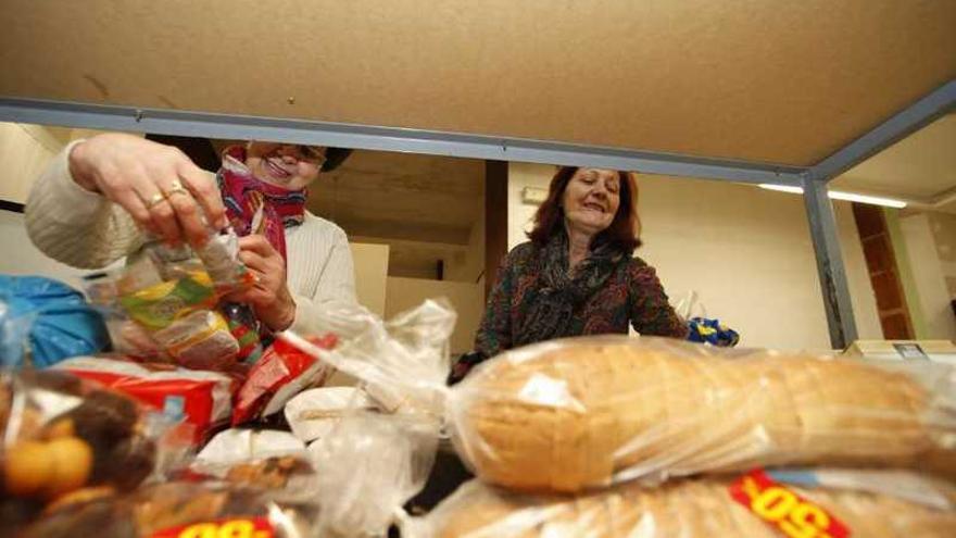 Voluntarios de O Mencer en una campaña de reparto de alimentos.