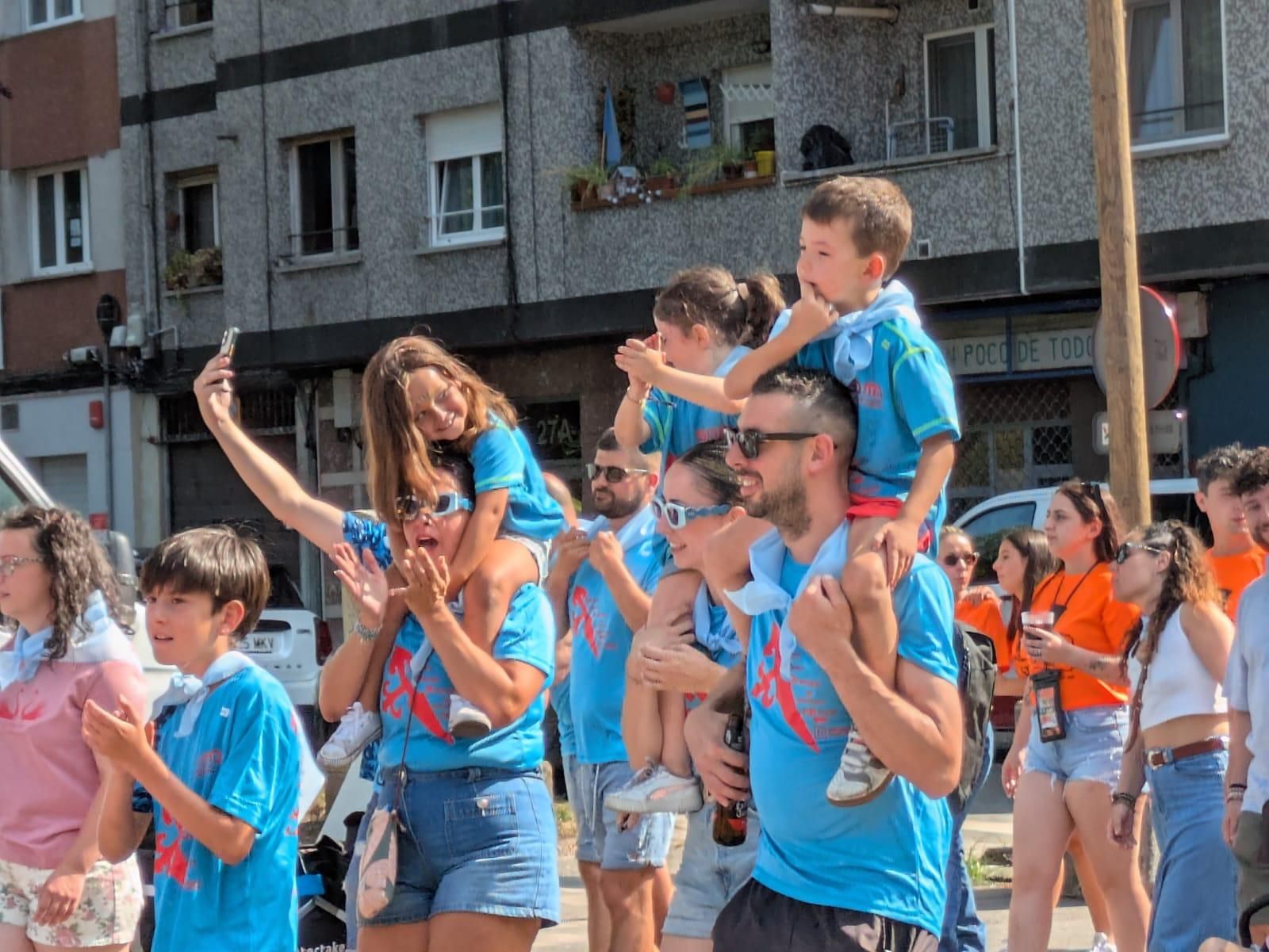 Jira y reparto del bollo en las fiestas de Santiago en Sama de Langreo