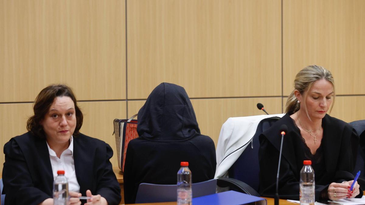 Tereza H. A. oculta su rostro con una capucha en el primer día del juicio por el asesinato de su madre