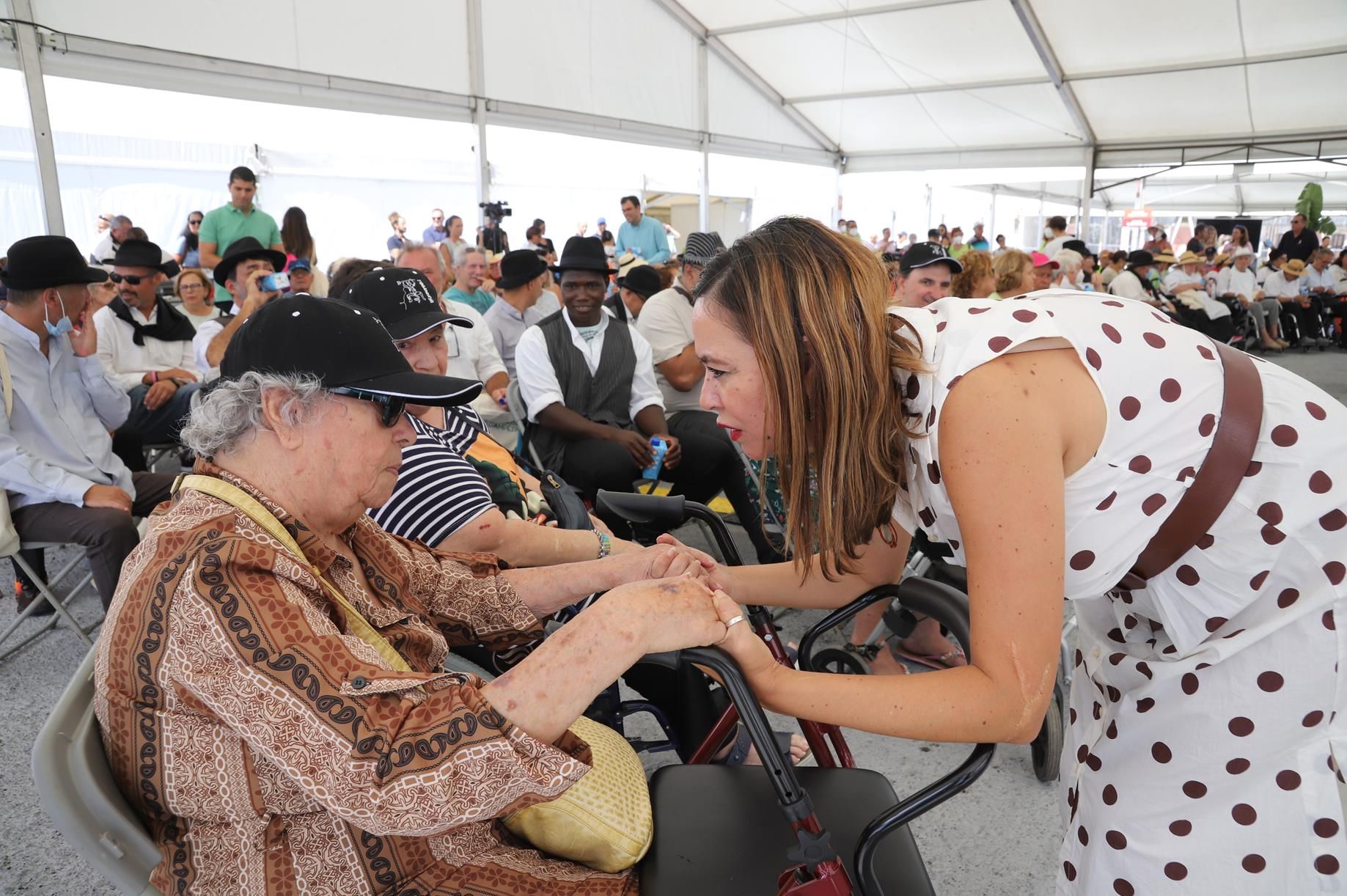 Los usuarios de los centros de mayores de Lanzarote visitan a Los Dolores y la feria de artesanía