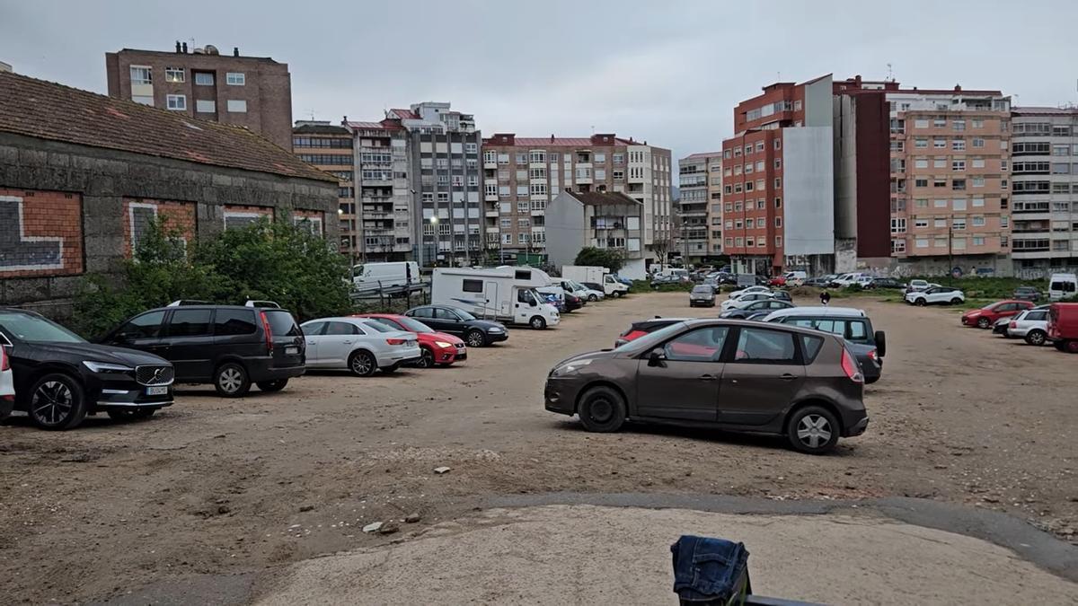 Coches de aficionados del Lyon con las ruedas pinchadas en el entorno de Balaídos