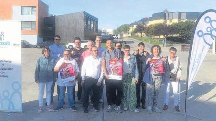 Miguel Inadaptado con integrantes de la familia Asprosub en el centro de Morales del Vino.