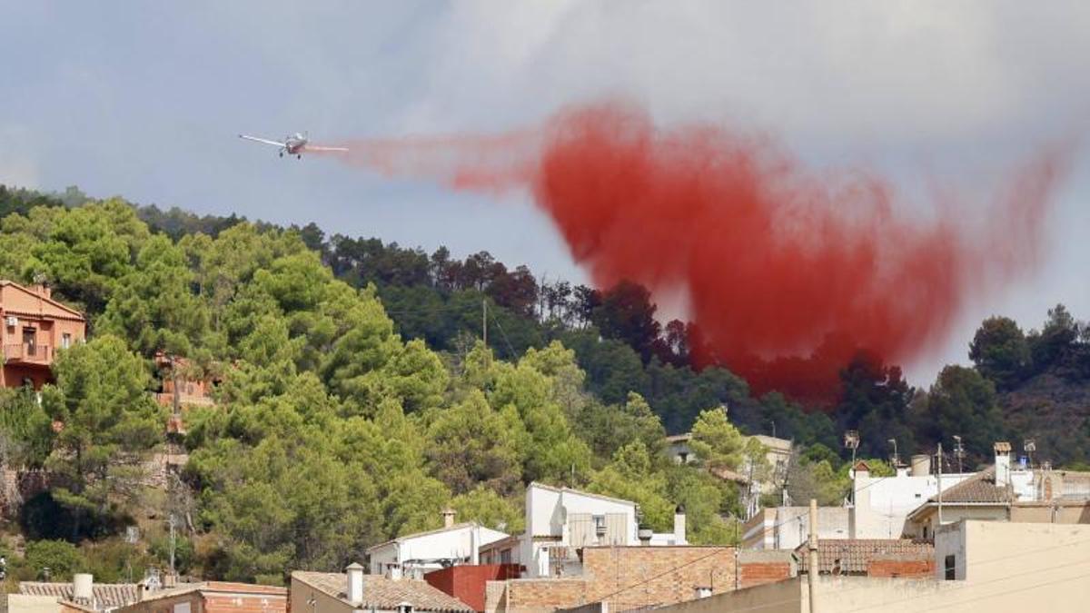 La Serra Calderona sigue ardiendo sin llama y con los vecinos de Gátova a la espera de volver a casa