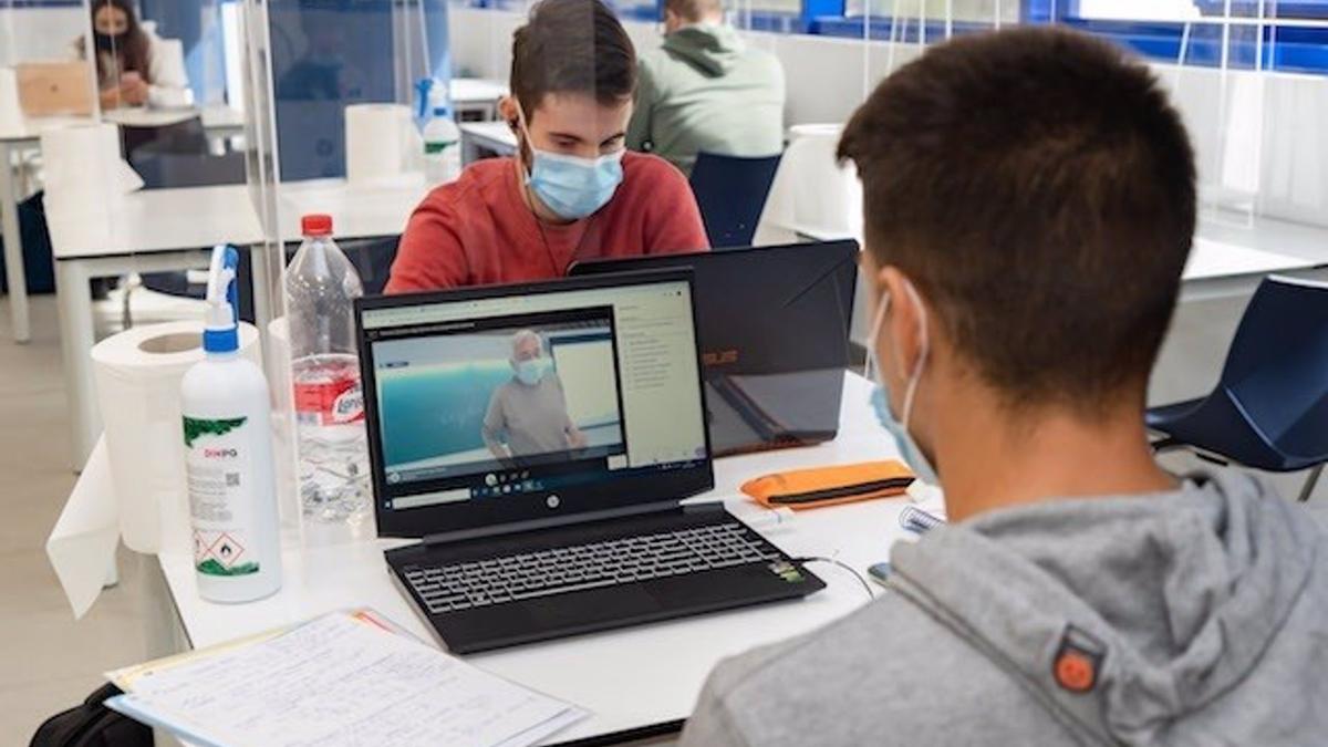 Alumnos de la universidad de Málaga reciben clases a distancia