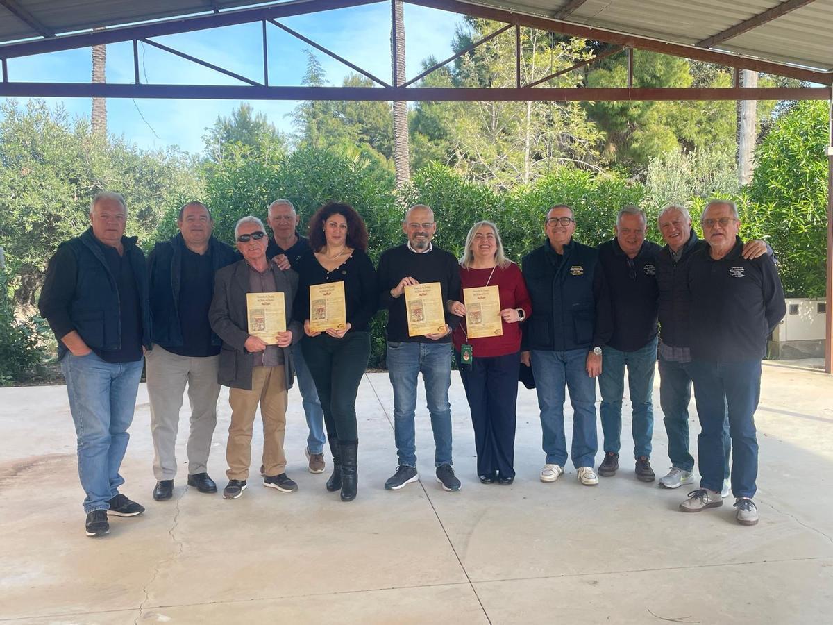 Afiliados de la ONCE en Elche fueron los invitados esta semana de la tertulia Amigos del Arroz con Costra de Elche