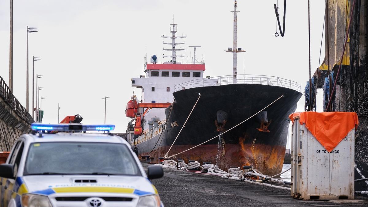 El barco donde viajó la droga, en el puerto de Santa Cruz de Tenerife.