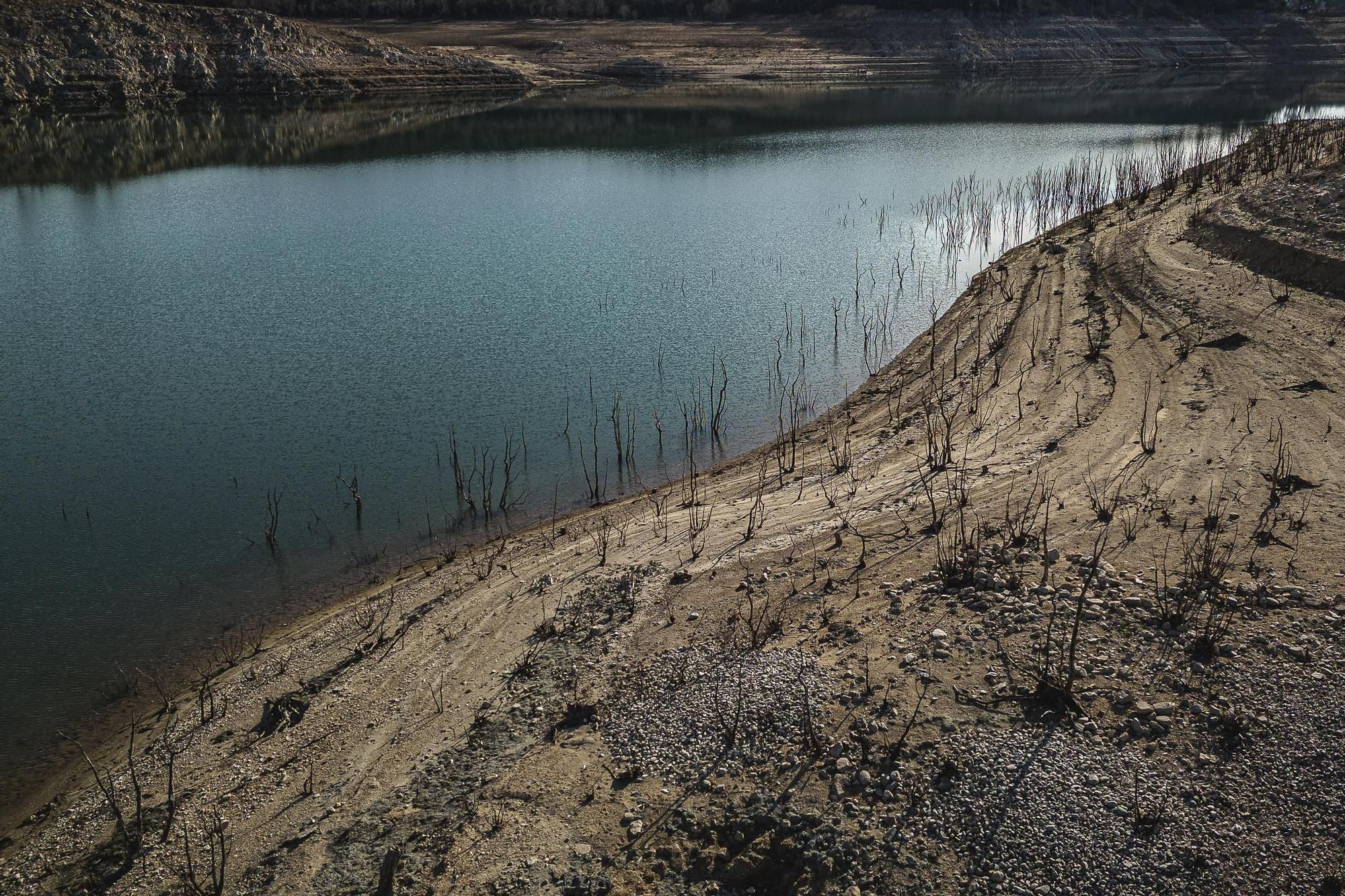 Galeria Imatges: la dramàtica situació del pantà de Dosrius Boadella a vista de dron