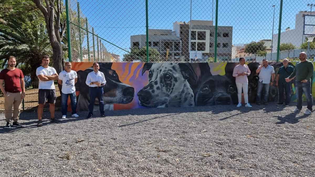 José Manuel Bermúdez y Javier Rivero durante la visita a l zona para perros instalada en el parque de Santa Catalina