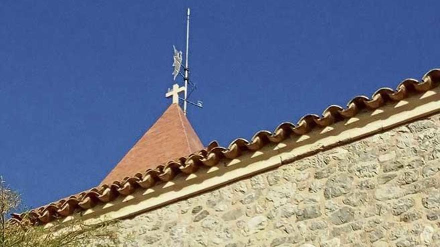 Reponen la veleta y el pararrayos del campanario de la iglesia de la Colònia de Sant Pere