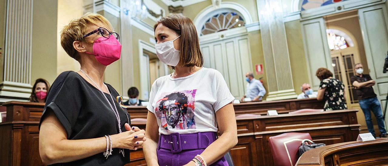 Elena Máñez (izquierda) charla ayer en el Parlamento con la también socialista Nira Fierro. | | ANDRÉS GUTIÉRREZ