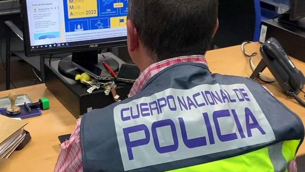 Un agente de la Policía trabaja en un ordenador.