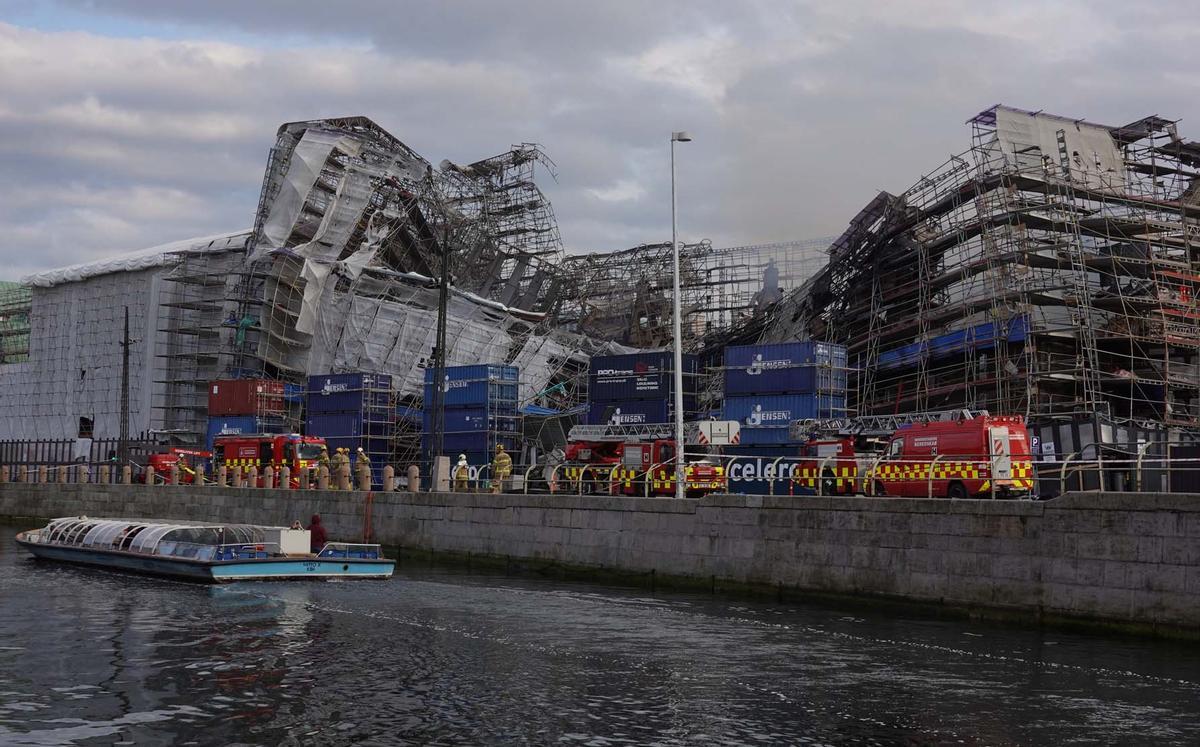 La Bolsa de Valores, uno de los edificios más antiguos de Copenhague, arrasada por un incendio.