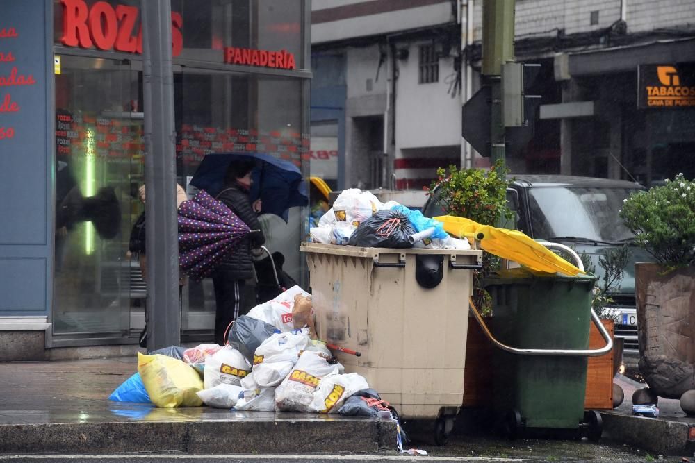 El servicio se ha reforzado esta mañana en la ronda de Nelle y el centro, donde se acumulan más residuos