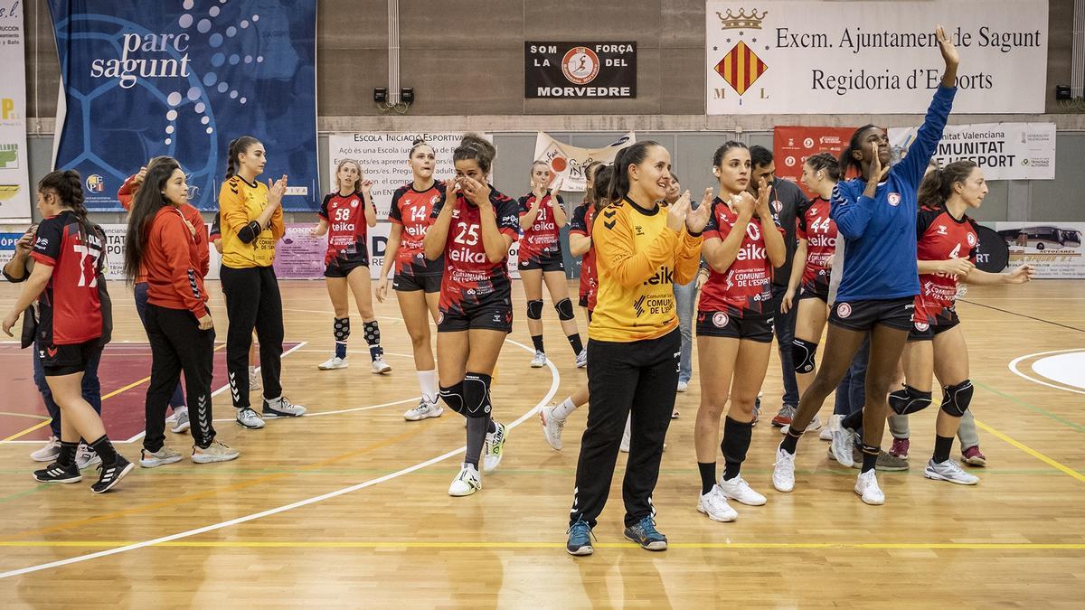 Las saguntinas saludan a su público tras un partido de esta temporada.