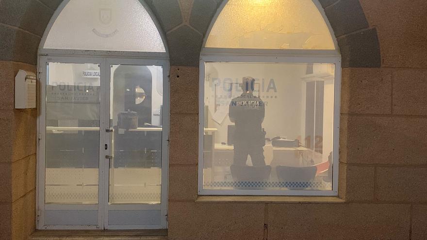 Policías de La Manga piden privacidad en sus dependencias: &quot;Estamos en un escaparate, pueden oler la cena de los agentes&quot;