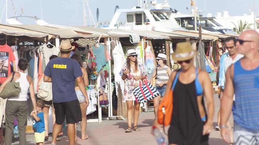 Turistas en el mercadillo de la Savina, el pasado mes de junio. | D.I.