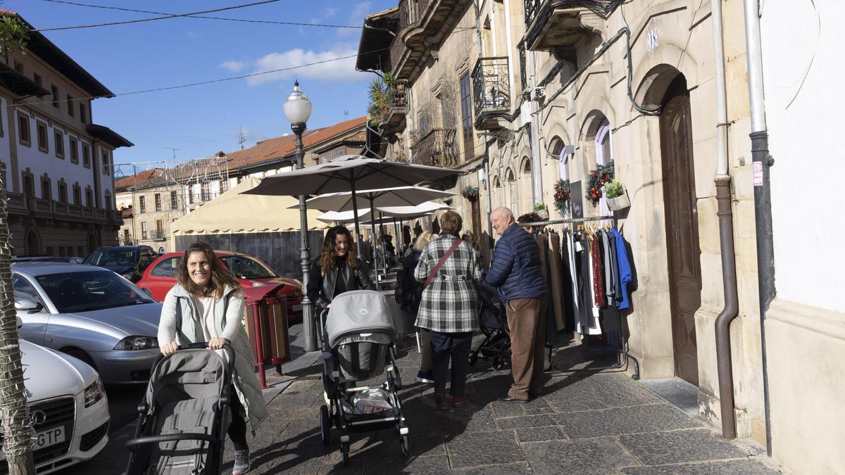 Vecinos en el centro de Villaviciosa.