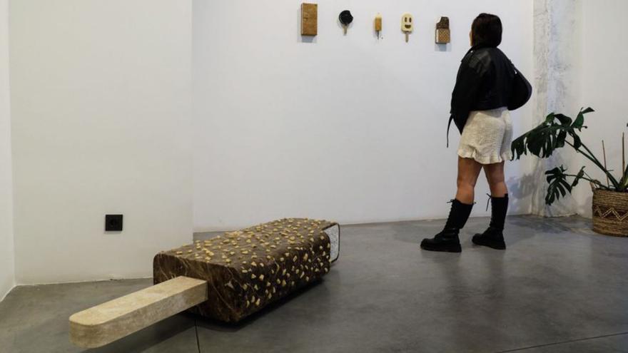 Quiñones lleva les sos escultures a la Galería Bea Villamarín
