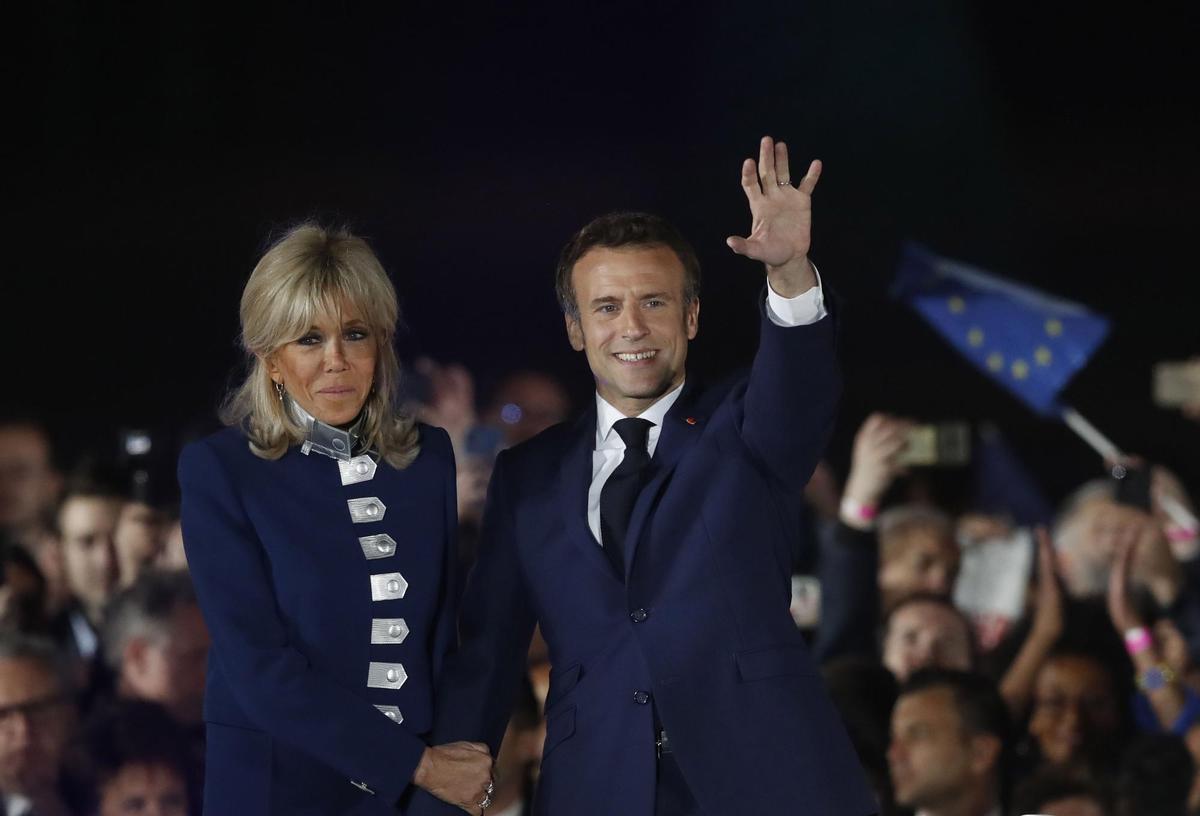 Paris (France), 24/04/2022.- French President Emmanuel Macron and his wife Brigitte Macron celebrate on the stage after winning the second round of the French presidential elections at the Champs-de-Mars after Emmanuel Macron won the second round of the French presidential elections in Paris, France, 24 April 2022. Emmanuel Macron defeated Marine Le Pen in the final round of France’s presidential election, with exit polls indicating that Macron is leading with approximately 58 percent of the vote. (Elecciones, Francia) EFE/EPA/GUILLAUME HORCAJUELO