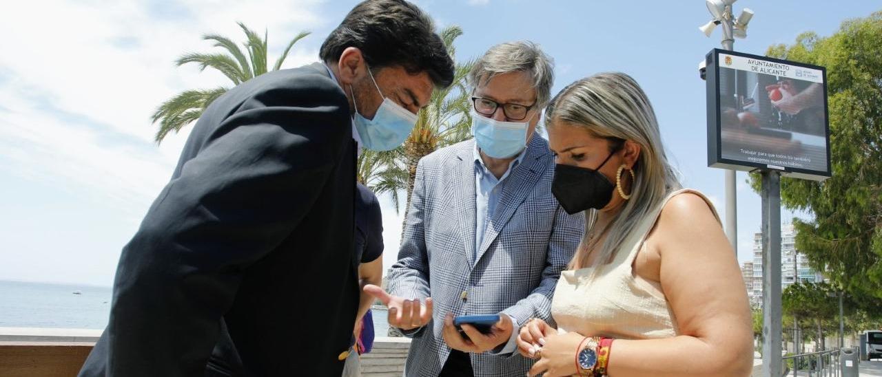 El alcalde Barcala, el director de Aguas, Javiez Díez, y la concejala Mari Carmen Sánchez, comprobando el sistema