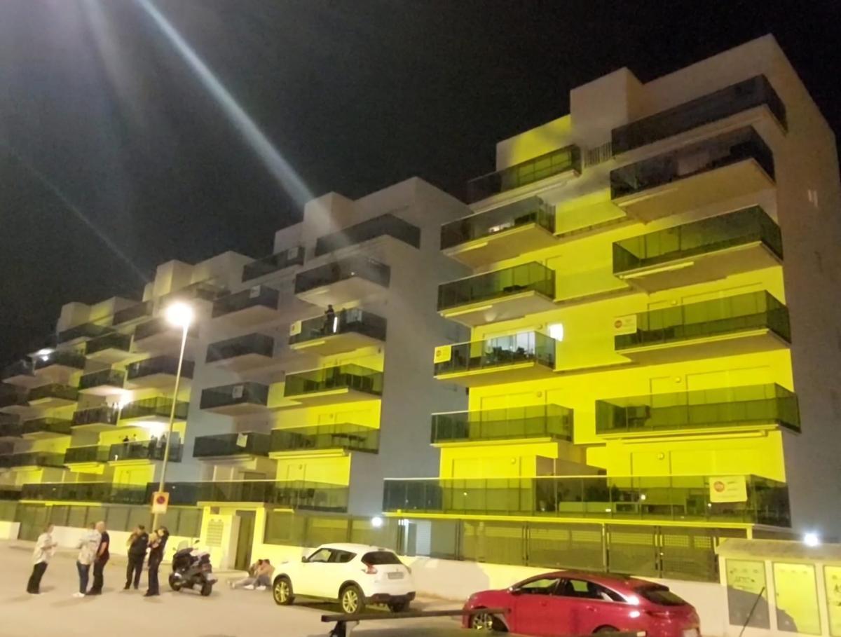 Uno de los focos sobre el bloque de viviendas durante el festival.