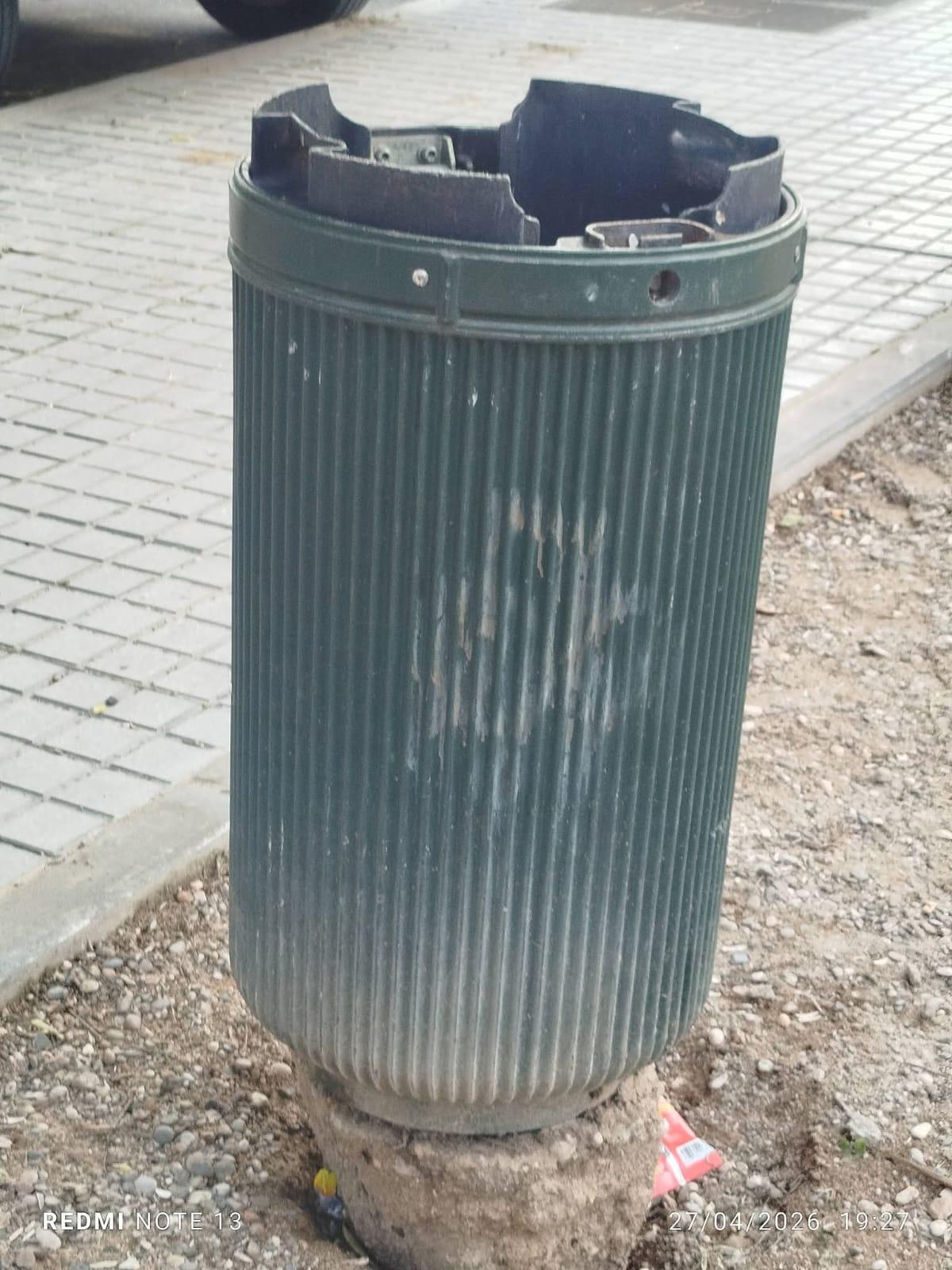 Estado de una papelera del parque.