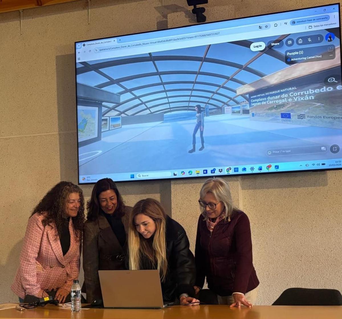 Marisol Díaz, segundo esquerda, visitando dende Ribeiro o museo virtual de Corrubedo.